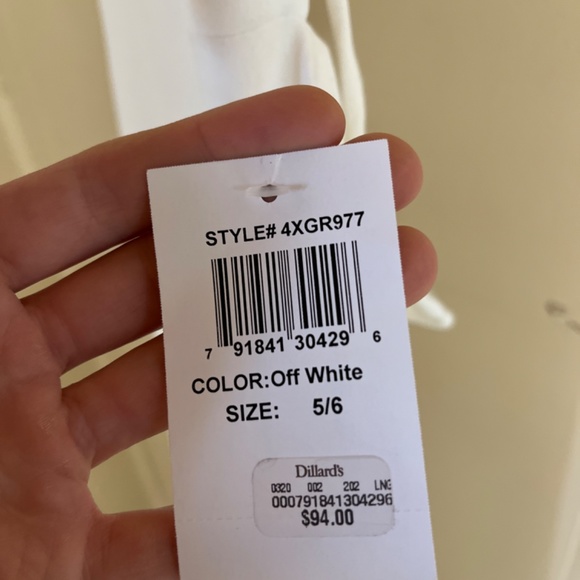 White fitted dress with slit - Picture 2 of 3